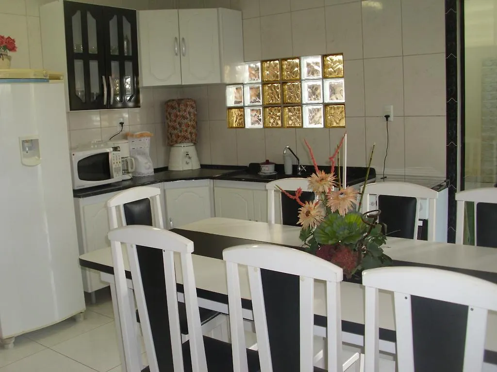 בית נופש הוילה בומבינאס Residencial Susy